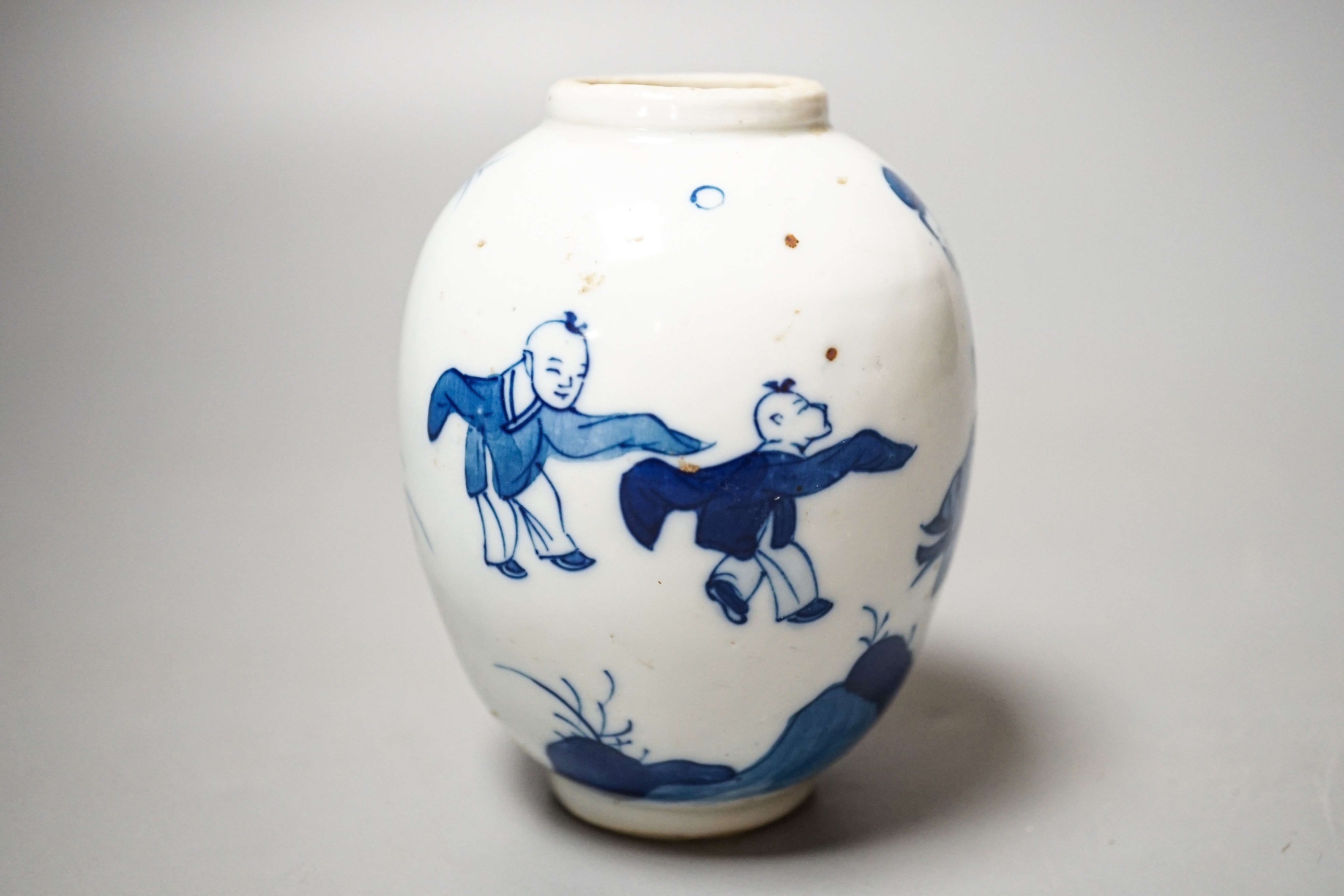 A small Chinese blue and white 'boys' vase 10cm